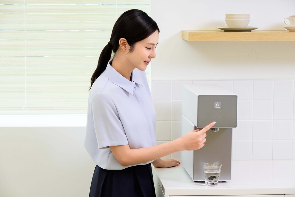 삼성전자가 82종의 유해물질을 걸러내 안심하고 사용할 수 있는 ‘비스포크 AI 정수기 카운터탑’을 출시했다. (사진 삼성전자)/뉴스펭귄