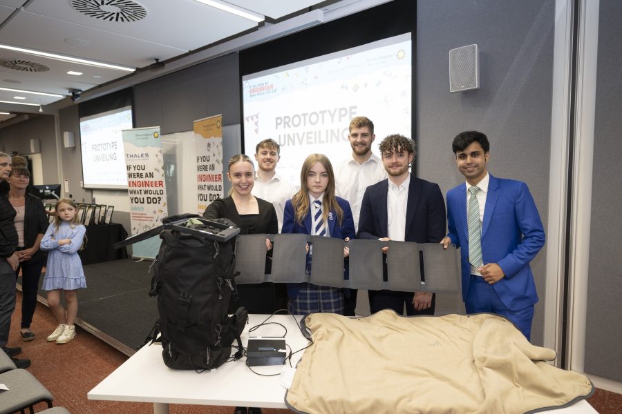 켈빈사이드 아카데미에 재학 중인 13세 소녀 '리베카 영(Rebecca Young)'이 태양광 담요를 발명했다. 낮 동안 접이식 태양광 패널로 전기를 충전해 배터리에 저장하고, 밤에는 담요 안에 깔린 열선에 전기를 보내 발열하는 구조다. (사진 Primary Engineer)/뉴스펭귄