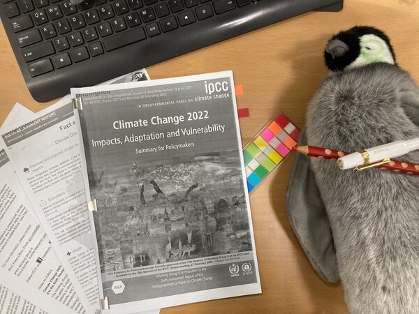 지난 2022년 뉴스펭귄 사무실에서 촬영한 IPCC 제6차 평가보고서 제2실무그룹 보고서 (사진 본지DB)/뉴스펭귄