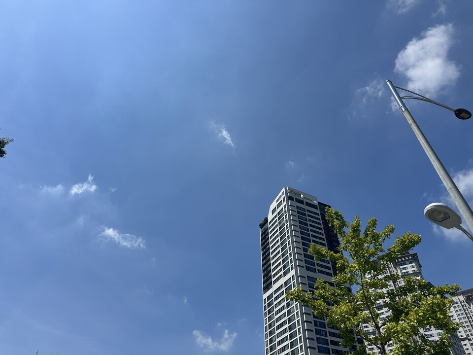 도심 한가운데서 더위를 피하기 위해 시민들은 다양한 장소를 찾는다. 사진은 지난 22일 정오, 뜨거운 햇볕이 내리쬐던 여의도 하늘. (뉴스펭귄)