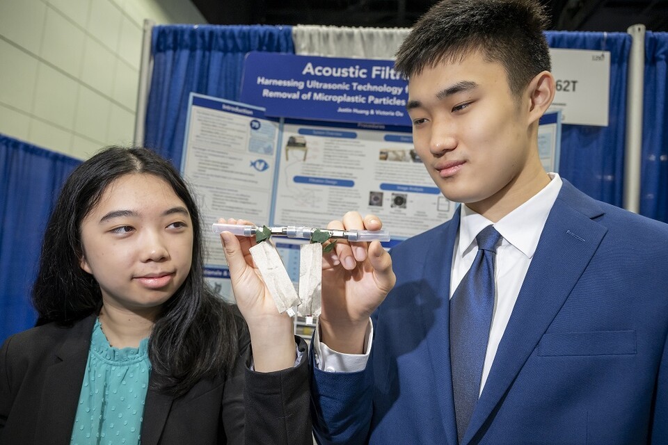 미국 텍사스의 빅토리아 우(Victoria Ou)와 저스틴 황(Justin Huang)은 물속 미세플라스틱을 걸러내는 장치를 발명했다. (사진 Society for Science)/뉴스펭귄