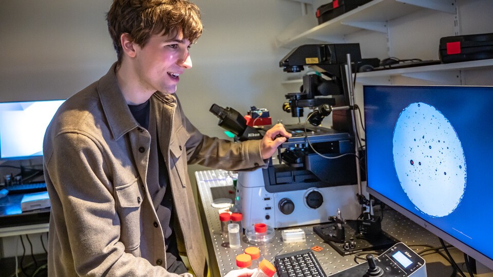 아일랜드 환경활동가 피온 페레이라(Fionn Ferreira)는 10대 시절 물리·화학 실험 중 페로플루이드(자성을 띤 액체)가 미세플라스틱과 결합한다는 사실을 발견했다. (사진 EPO)/뉴스펭귄