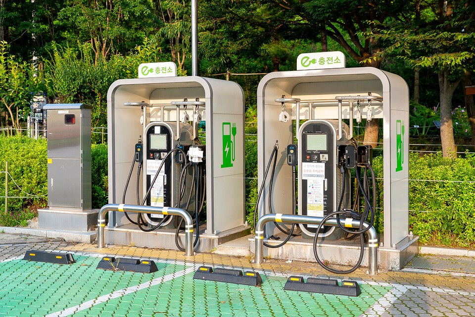 환경부가 밝힌 내년 예산 편성 내용에 따르면, 내연기관차를 바꾸거나 폐차하고 전기차를 사는 경우 기본 보조금 외 추가로 지원금을 받을 수 있게 된다. 사진은 독자 이해를 돕기 위한 이미지. (사진 클립아트코리아)/뉴스펭귄