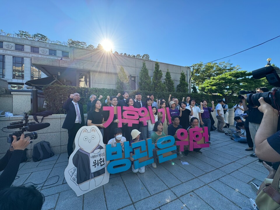 기후위기 대응을 헌법상 기본권에 명시하도록 하는 결정은 아시아 최초 판결로 주목 받았다. 하지만 정부와 기업의 기후위기 애응이 미흡하다는 주장은 꾸준히 이어지고 있다. 사진은 지난해 8월 헌재 판결 당시 모습. (사진 이동재 기자)/뉴스펭귄