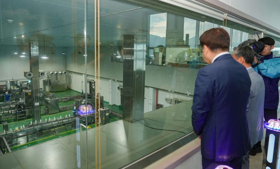 제주도는 농축산업과 어업 등에서 에너지 전환을 꾸준히 추진하고 있다. 사진은 오영훈 제주도지사 등이 제주우유 생산 라인을 둘러보는 모습. (사진 제주도청)/뉴스펭귄