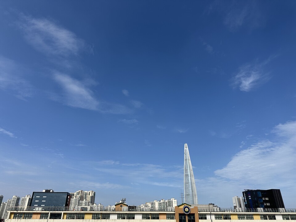 올해 여름철 전국 평균기온이 1973년 이후 역대 1위인 것으로 나타났다. 무더운 날씨와 열대야 등은 당분간 더 이어질 것으로 전망된다. 사진은 한낮 기온이 30도에 육박한 서울 송파구의 하늘. (독자 제공)/뉴스펭귄 