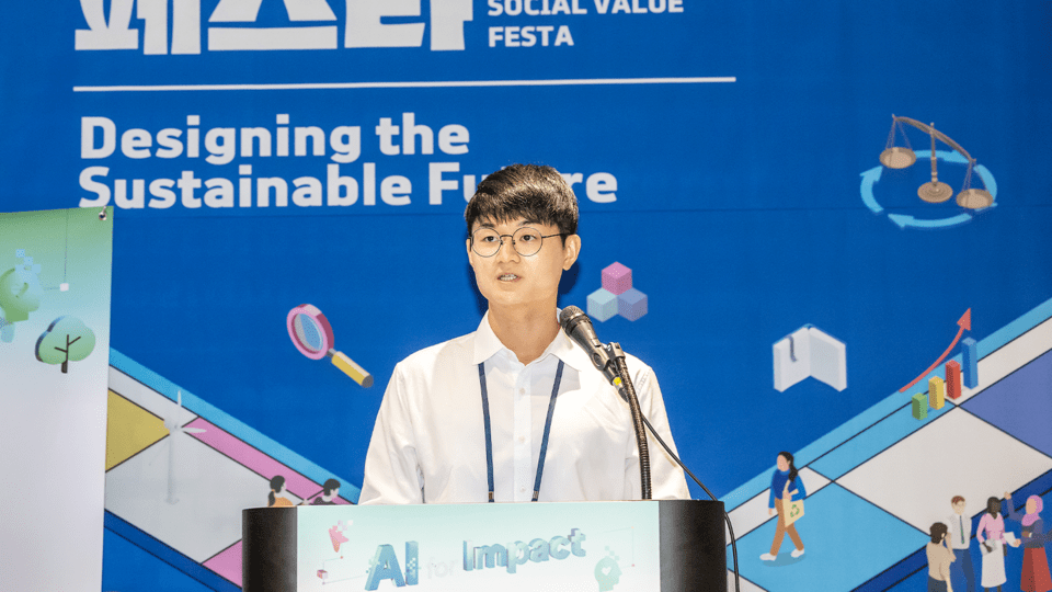 인공지능을 활용해 생물다양성을 모니터링하는 앱을 발표한 숲과나눔 8기 연구 장학생 백종원씨. 그는 상명대 생물정보학 박사과정을 밟고 있다. (사진 숲과나눔, ⓒSK하이닉스)/뉴스펭귄