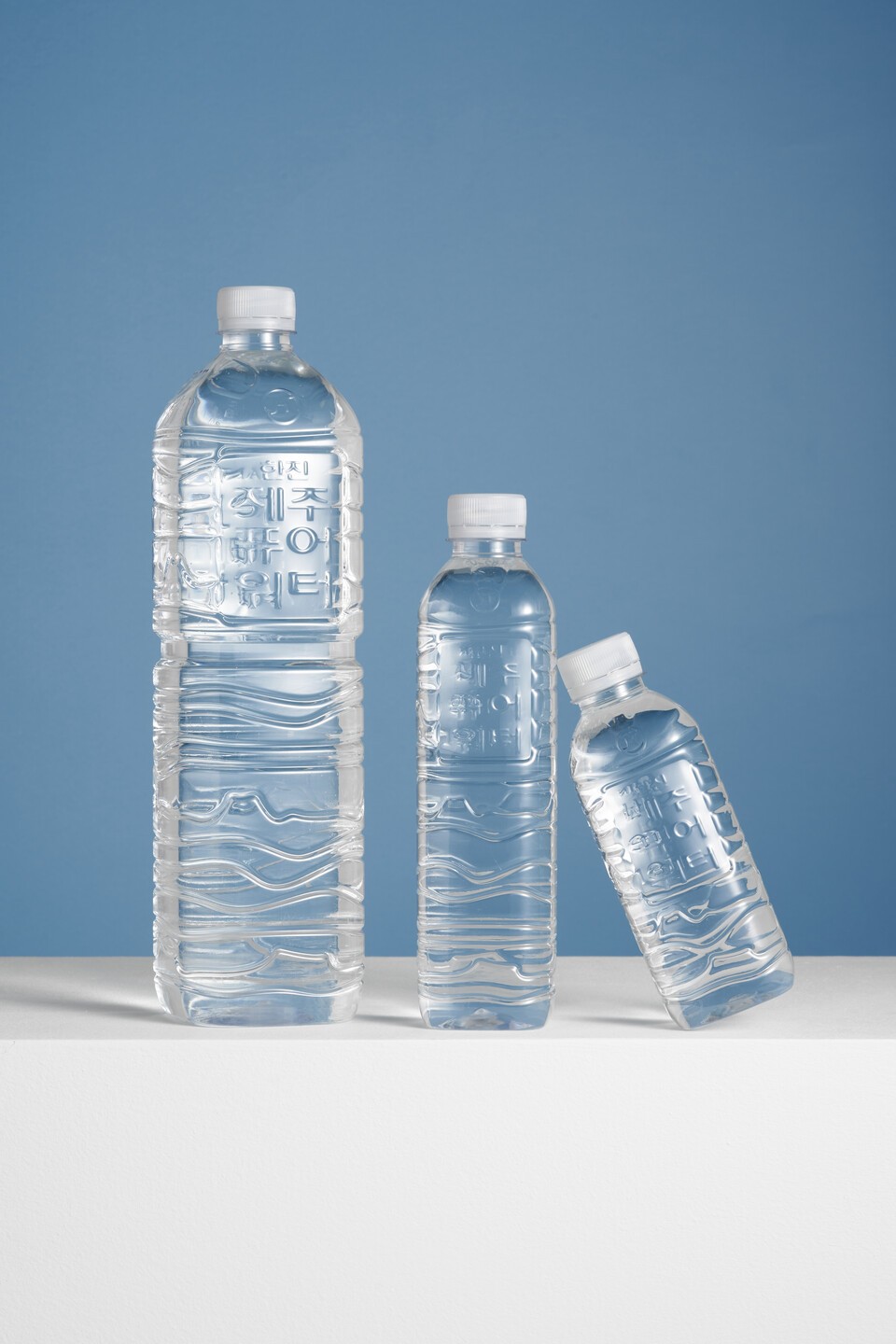 한국공항㈜에서 생산하고 대한항공, 진에어에 제공되는 제주퓨어워터. 대한항공에 편입되는 아시아나항공, 에어부산, 에어서울에도 제공될 예정이다. (사진 한국공항㈜ 제주퓨어워터)