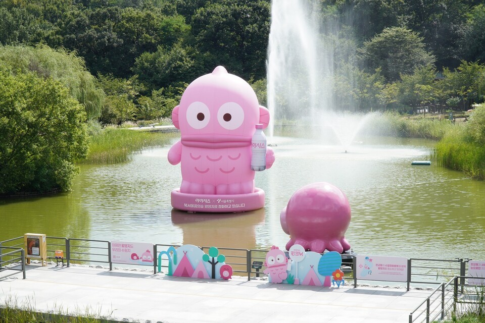 롯데칠성음료의 아이시스 호수 정화 캠페인. (사진 롯데칠성음료)/뉴스펭귄