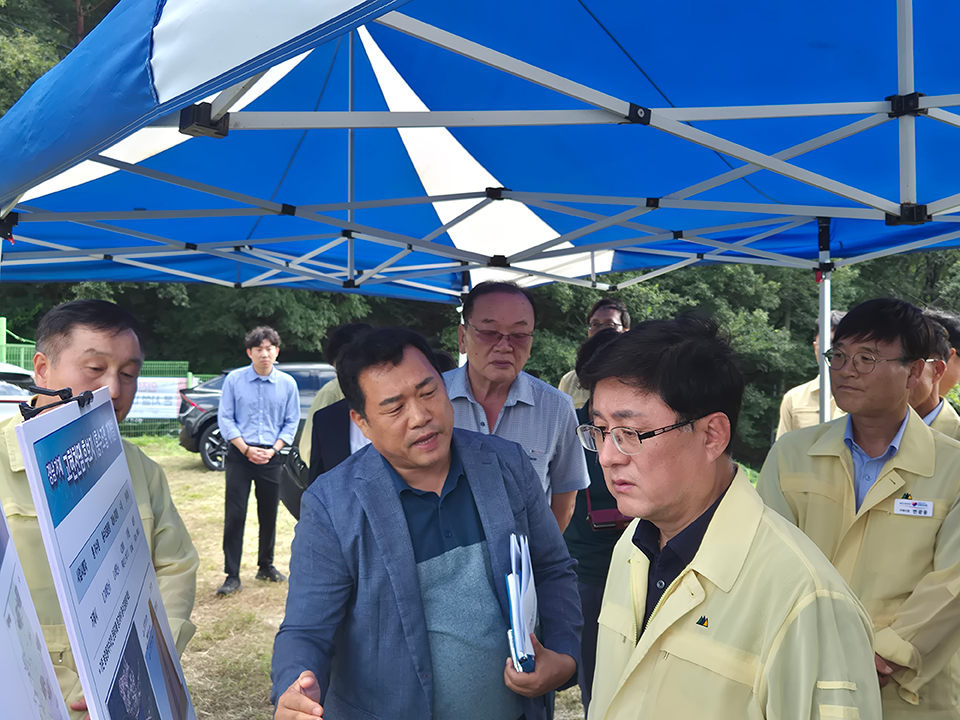 정부가 4대강 재자연화 등을 포함한 기후·환경 분야 국정 과제 5개를 확정했다. 사진은 김성환 환경부 장관이 지난 9월 6일, 경남 거제시 고현천댐 후보지 현장을 점검하는 모습. (사진 환경부)/뉴스펭귄