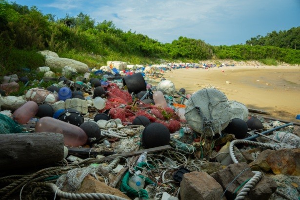 해변에 폐어구를 비롯한 쓰레기가 들어찬 모습. (사진 녹색연합)/뉴스펭귄