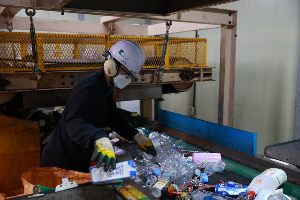 실제 선별장 컨베이어 벨트 속도는 굉장히 빠르고 노동자들은 1초에 2~3개의 폐기물을 집어서 빠른 시간에 분류해내야 한다. (사진 여성환경연대_촬영 손용훈)/뉴스펭귄