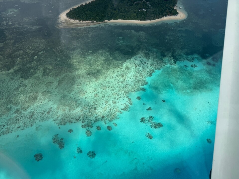 그레이트 배리어 리프 해양공원 내 위치한 산호섬인 그린 아일랜드까지 비행하는 동안 창 밖으로 산호 군락이 펼쳐졌다. (사진 곽은영 기자)/뉴스펭귄