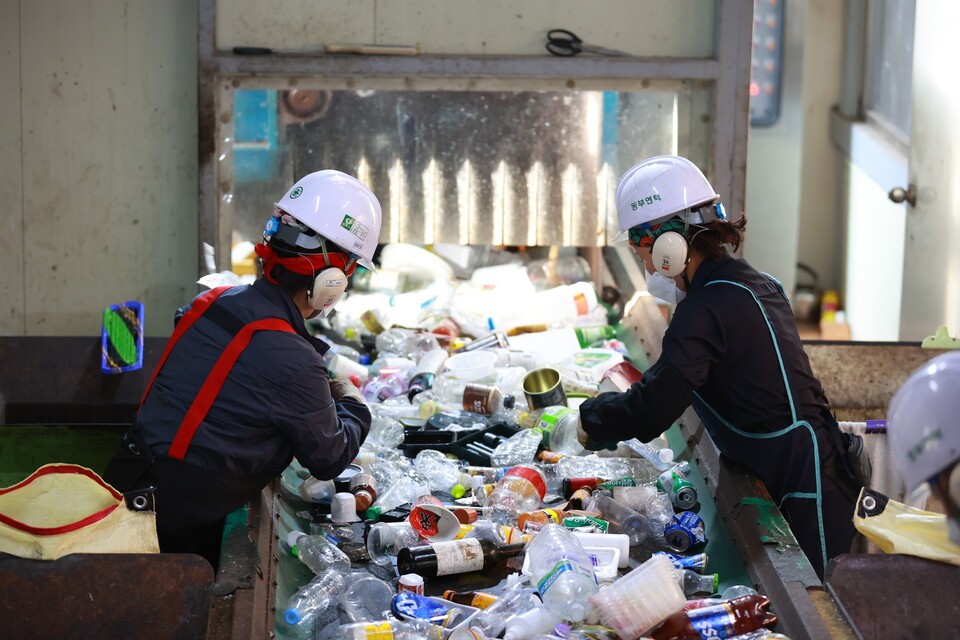 재활용 선별장 현장에서 여성 노동자들이 폐기물을 선별하고 있다. (사진 여성환경연대 _촬영 손용훈)/뉴스펭귄
