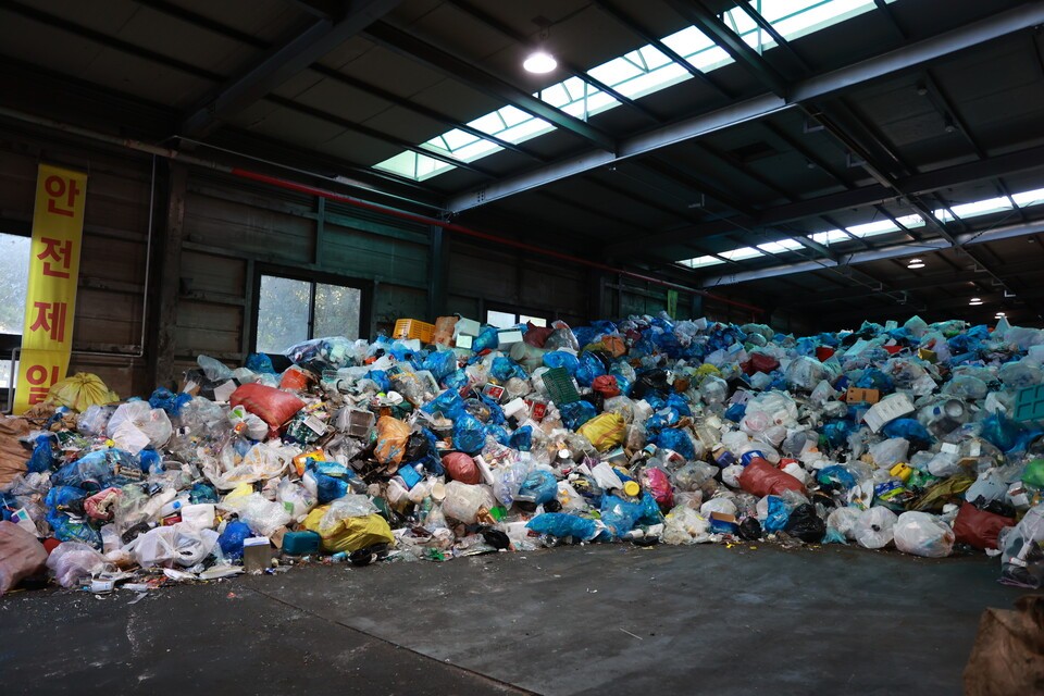 한국에서는 연간 1973만 톤에 달하는 생활폐기물이 발생하고 이 가운데 상당수가 재활용 선별장을 거쳐 자원순환 된다. (사진 여성환경연대 _촬영 손용훈)/뉴스펭귄