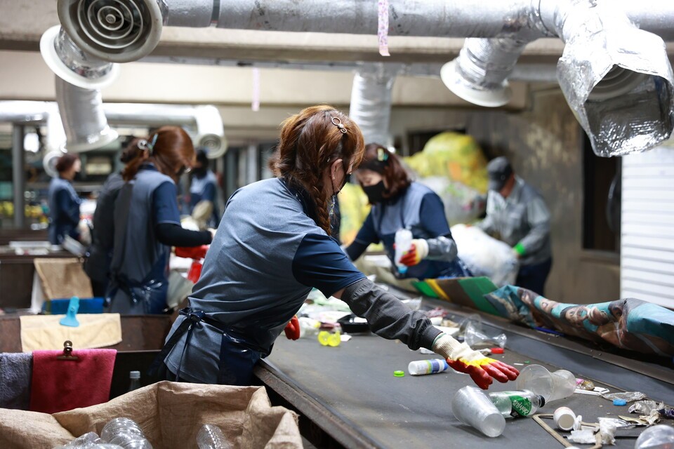 조사 결과 손과 손목 통증을 겪는다는 응답자가 92.2%에 달했으며, 어깨, 허리, 목 순으로 통증을 호소했다. (사진 여성환경연대 _촬영 손용훈)/뉴스펭귄