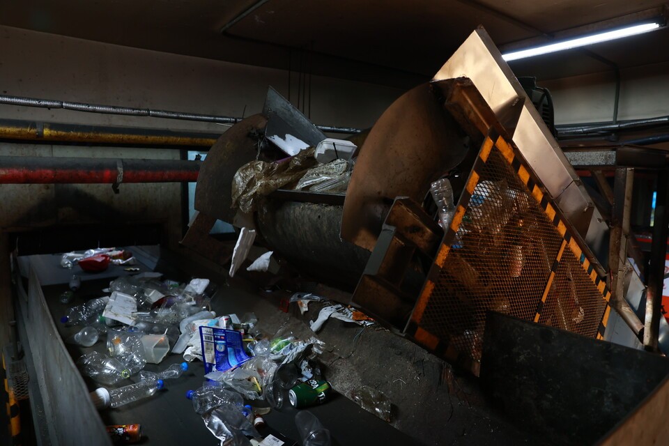 자원순환 업계에 따르면 자동화시스템이 도입되더라도 이 과정에는 반드시 선별 노동자가 필요하다. (사진 여성환경연대 _촬영 손용훈)/뉴스펭귄