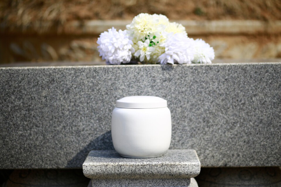 추석 연휴 성묘 과정에서 플라스틱 조화를 사용하지 말자는 목소리가 들린다. 사진은 독자 이해를 돕기 위한 이미지로 기사 특정 내용과 관계없음. (사진 클립아트코리아)/뉴스펭귄