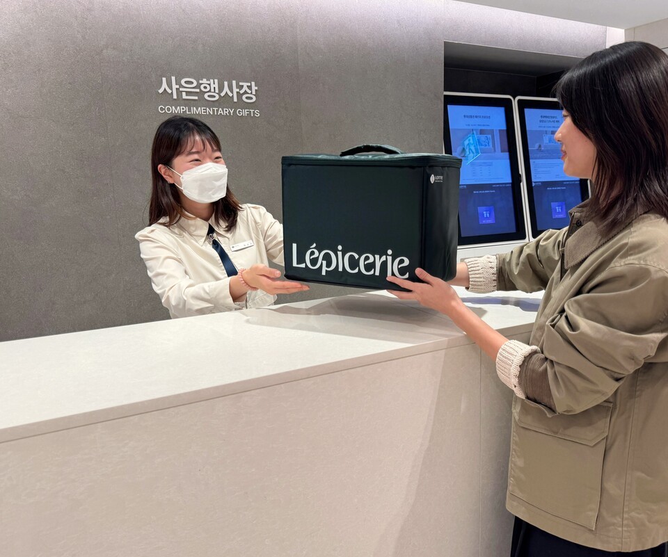 서울시 중구 소공동에 위치한 롯데백화점 본점 지하 1층 사은행사장에서 보냉가방을 반납하는 모습. (사진 롯데백화점)/뉴스펭귄