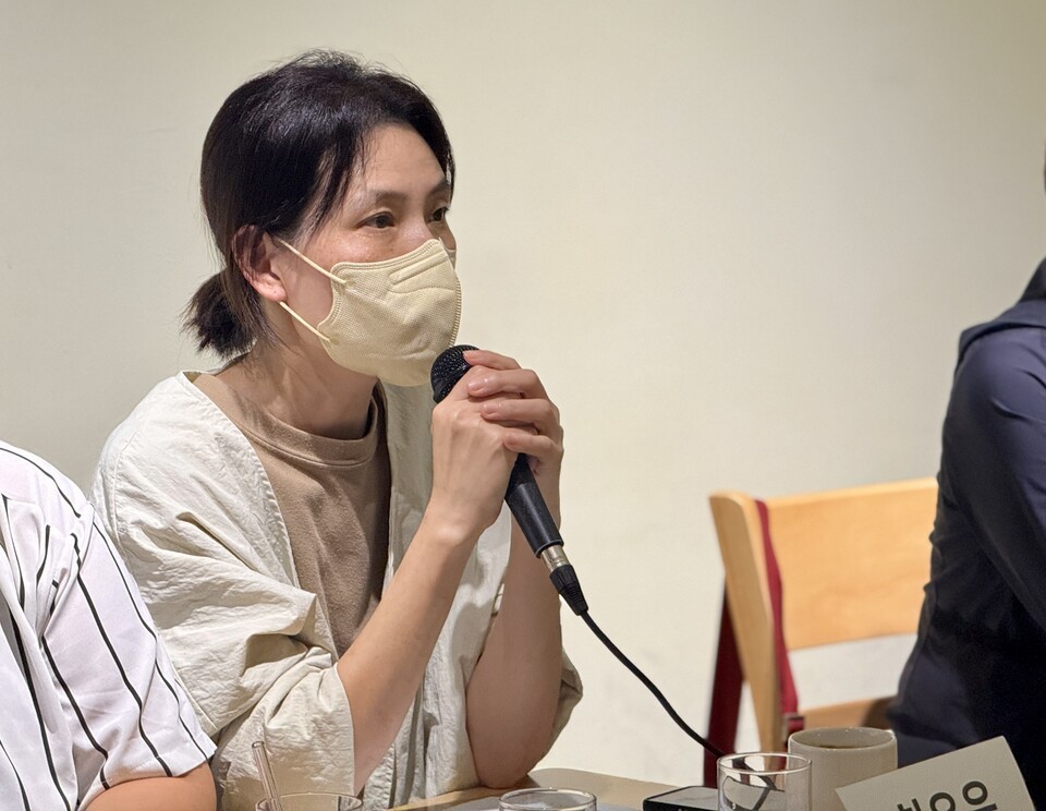 구리자원회수시설에서 3년째 근무하고 있는 최유은 선별원이 폭염 속 현장 노동의 어려움에 대해서 말하고 있다. (사진 곽은영 기자)/뉴스펭귄