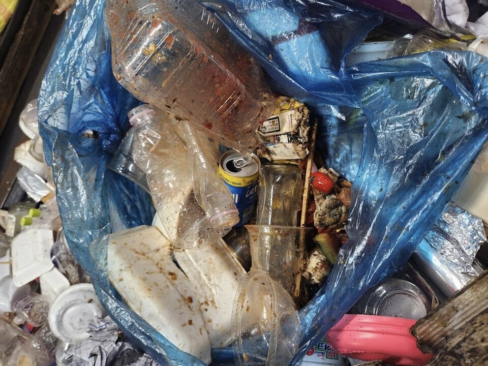 한국은 여전히 물리적 위험만을 산업재해로 규정하고, 악취·정신적 피로는 제도 밖에 놓여 있다. (사진 여성환경연대)/뉴스펭귄