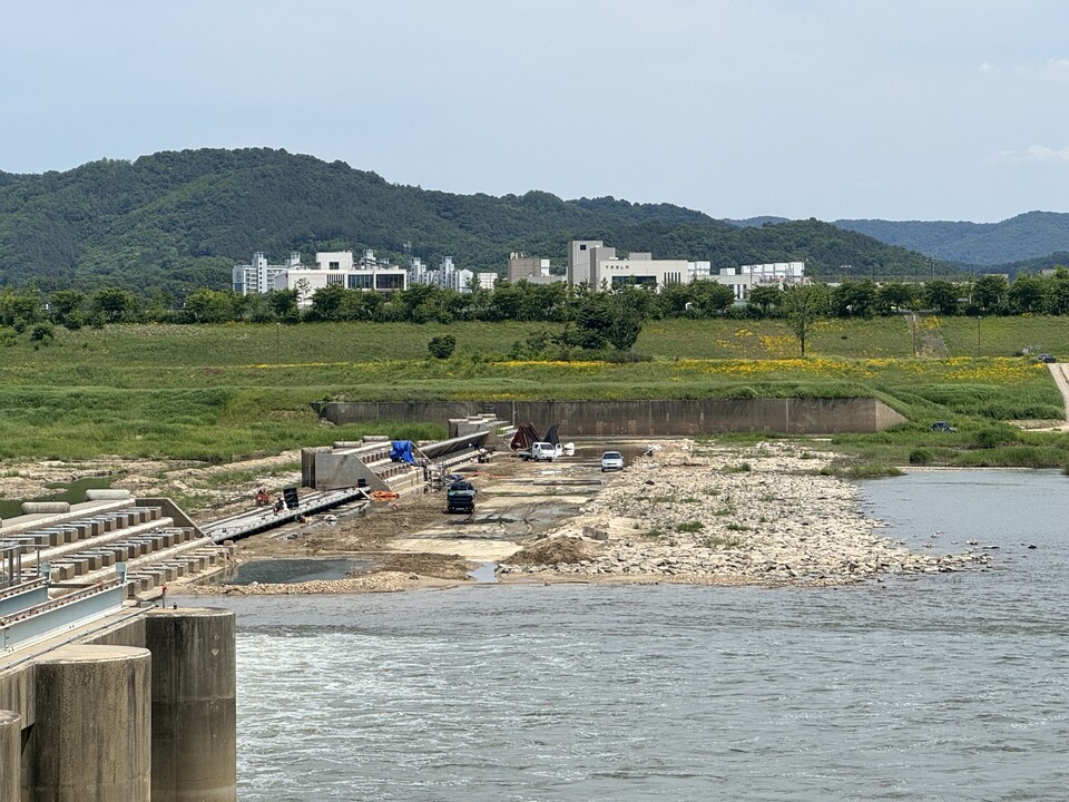 ‘4대강 재자연화’를 통해 하천 생태계를 하루 빨리 회복해야 한다는 주장이 거듭 제기됐다. 사진은 지난해 촬영한 세종보 가물막이 공사 현장 모습. (사진 본지 DB)/뉴스펭귄