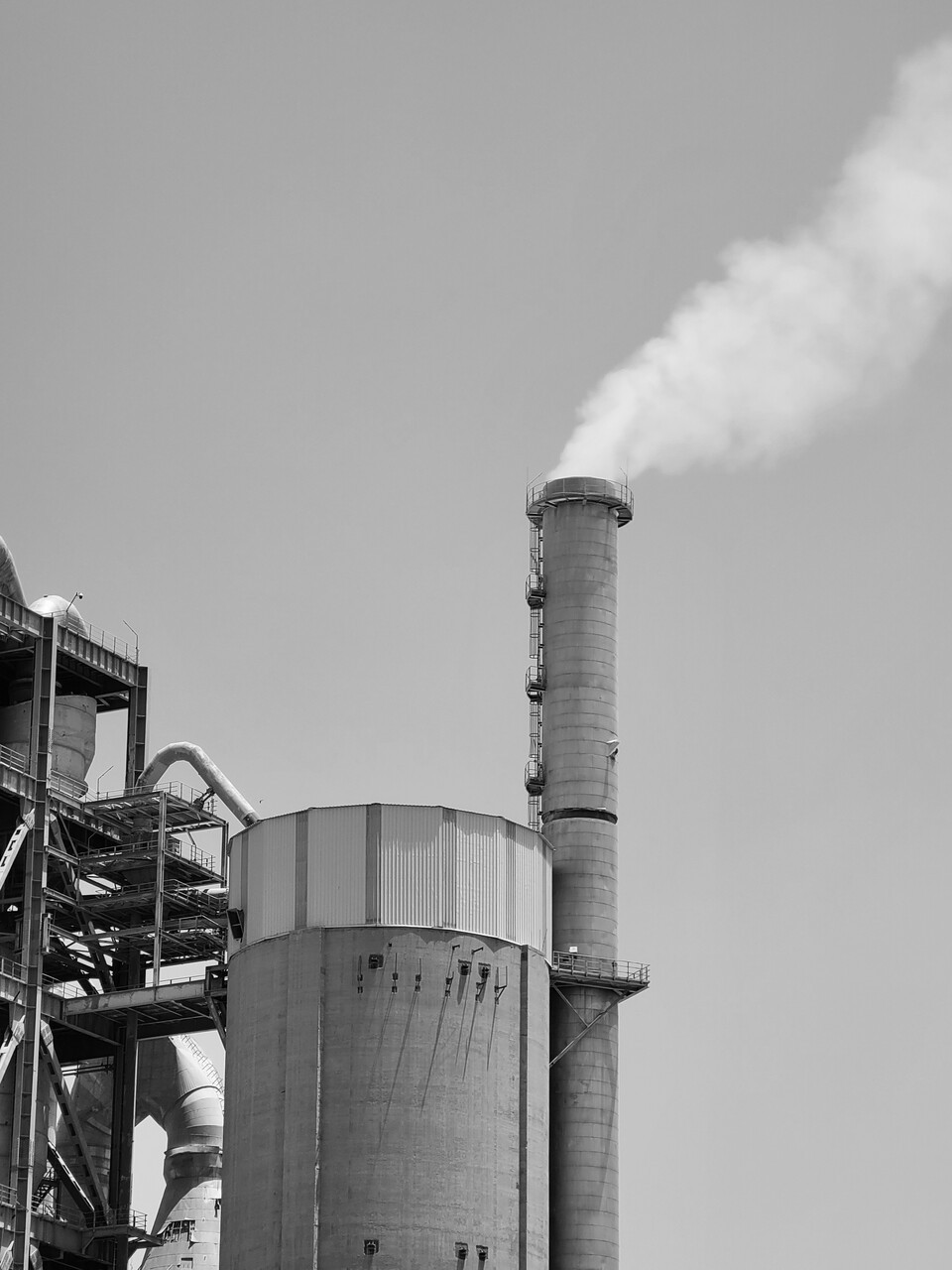 시멘트 제조업은 열적 재활용이 가장 활발히 이뤄지는 산업이다. 사진은 독자 이해를 돕기 위한 이미지로 기사 속 특정 내용과 관련 없음 (사진 Unsplash)
