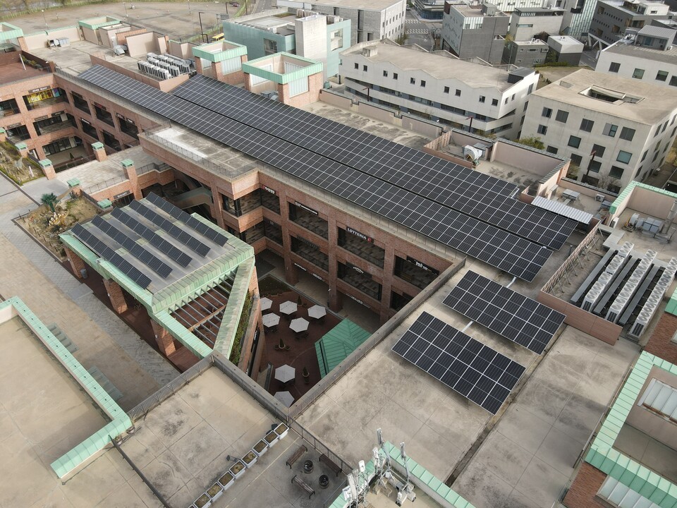 경기도 파주시 문발동에 위치한 롯데프리미엄아울렛 파주점에 설치된 태양광 설비. (사진 롯데백화점)/뉴스펭귄