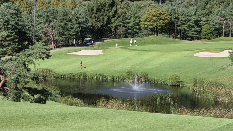 골프장에 고독성 농약이 쓰이지는 않지만, 이 기준은 농약 살포자의 급성 노출 위험만 평가한 것으로 내장객이나 직원의 만성 노출과는 무관하다는 지적이 나온다. 사진은 독자 이해를 돕기 위한 이미지로 기사 속 특정 내용과 관계 없음 (본지DB)