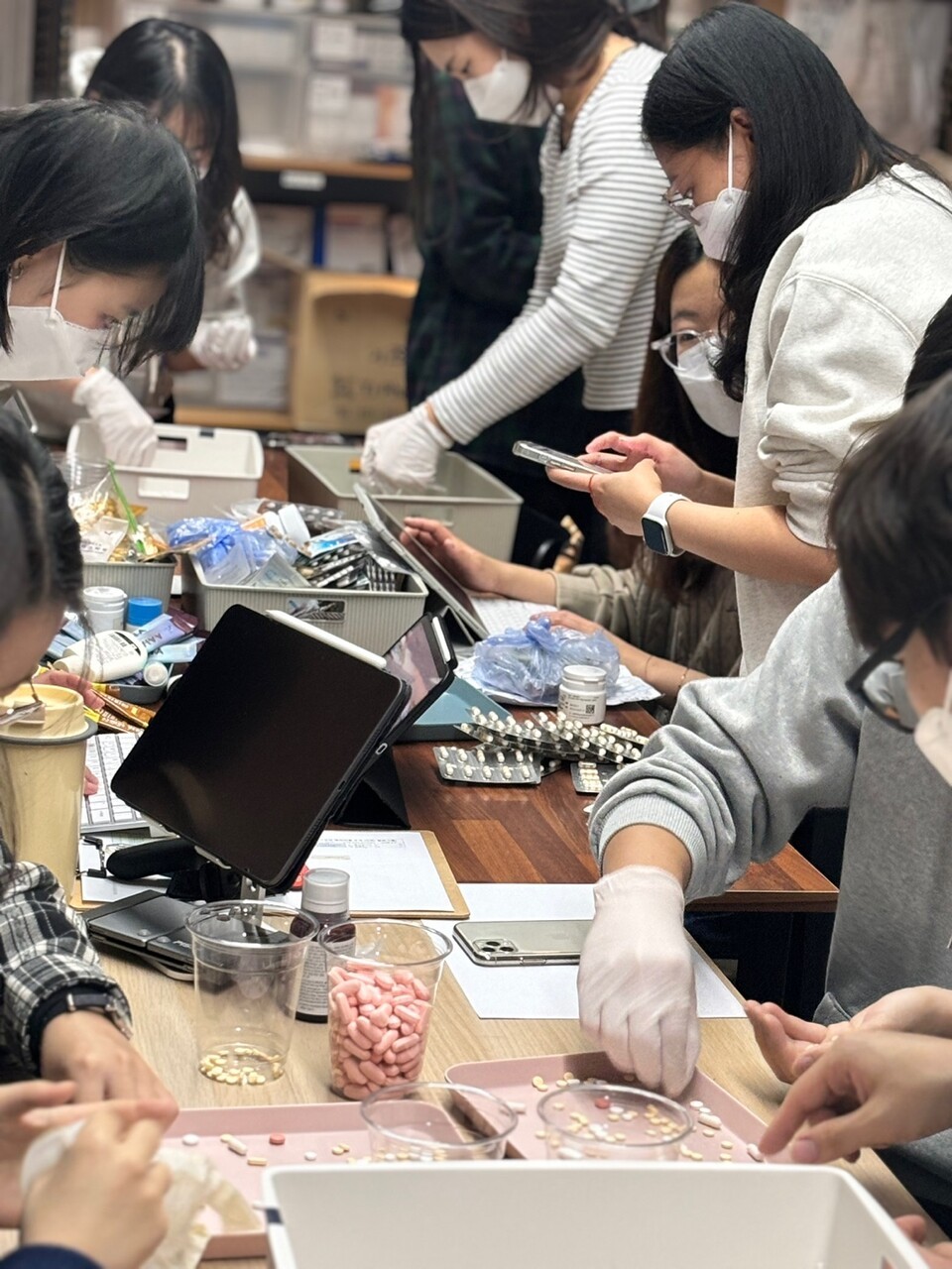 늘픔가치의 폐의약품 분석 활동. (사진 박상원 대표)/뉴스펭귄