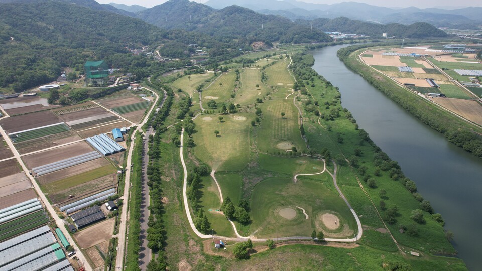 경상남도 남강 둔치에 위치한 의령골프장은 의령군청에서 '무농약'을 조건으로 운영하는 지자체 골프장이다. (사진 의령친환경골프장 제공)/뉴스펭귄