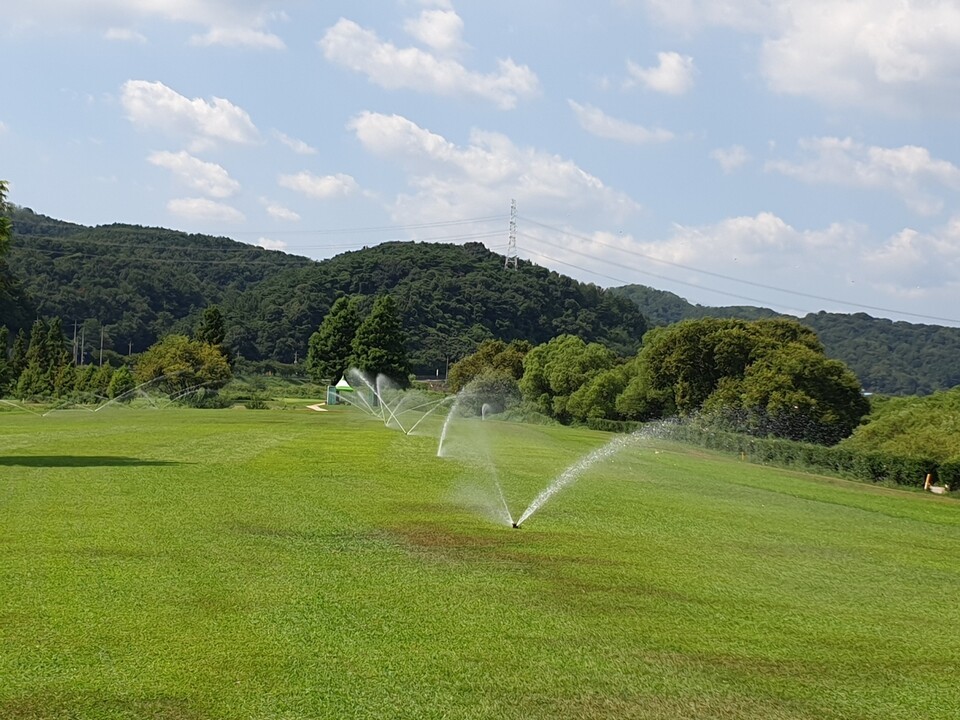 의령친환경골프장은 주 2회 스프링클러로 미생물 발효액을 살포한다. (사진 의령친환경골프장 제공)/뉴스펭귄