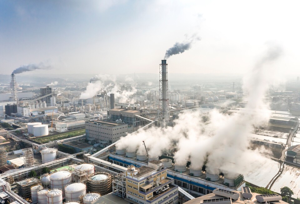 한국 정유사들이 지금처럼 기존 구조에 안주한다면 전환 실패 위험의 후폭풍은 훨씬 크다. 사진은 독자 이해를 돕기 위한 이미지로 기사 특정 내용과 관계없음. (사진 클립아트코리아)/뉴스펭귄
