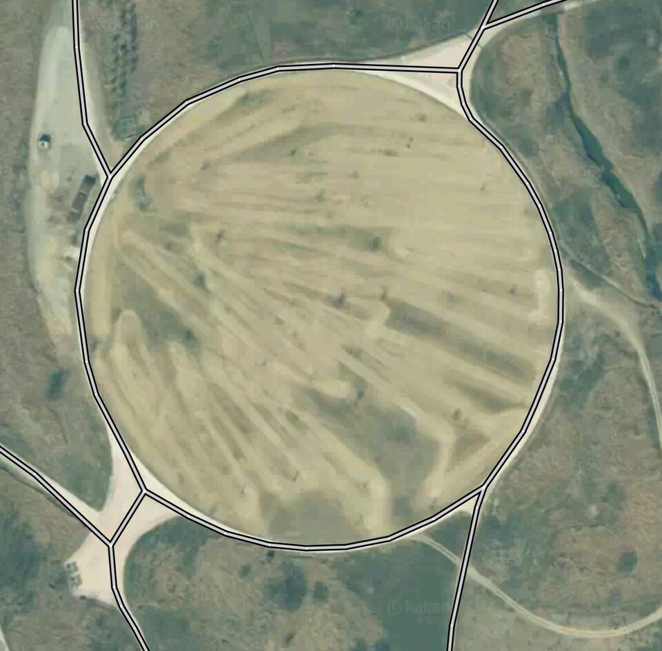 예강리원형파크골프장. 입구로 들어서면 주차장 제외 3개의 갈림길이 보인다. 이 갈림길 중 입구쪽 하나는 차단봉과 임시 안내판이 설치돼 있고, 나머지 두 갈림길은 안내판조차 없어 주차장에서 진입한 차량이 충분히 들어갈 수 있었다. (사진 카카오맵 캡처)/뉴스펭귄