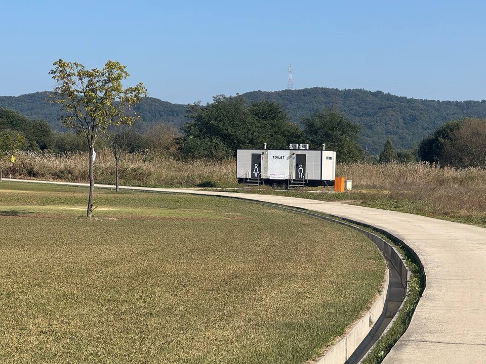 파크골프장 원형 따라 조성된 배수로는 깊이 약 30cm로 경사가 없어 한 번 빠진 표범장지뱀이 빠져나올 수 없다. 둥근 원형 형태로 끊김 없이 이어져 있어 탈출 통로도 마련돼 있지 않다. (사진 우다영 기자)/뉴스펭귄