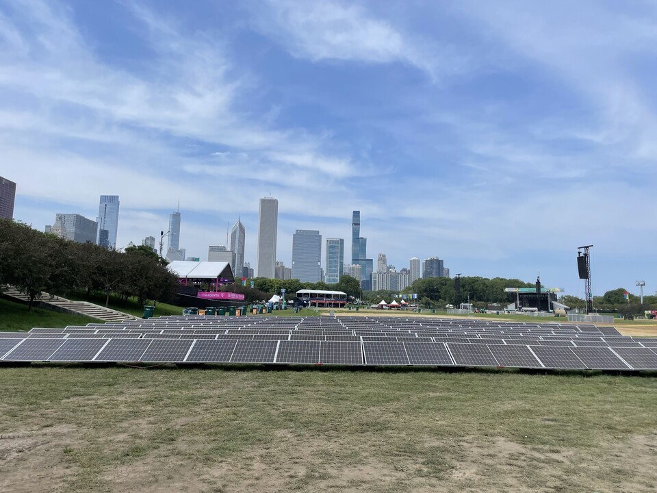 빌리 아일리시는 2023년 롤라팔루자 무대에 136장의 태양광 패널을 설치해 1톤 이상 감축했다. (사진 REVERB)/뉴스펭귄