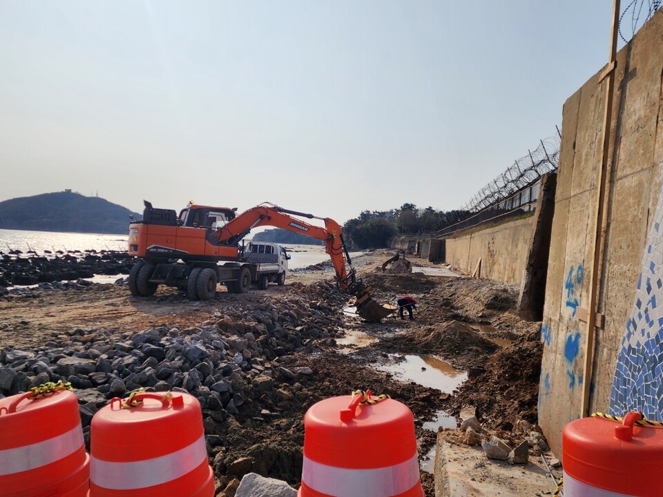 폐기물이 해안가에 쌓여있어 바닷물이 공사장까지 들어왔다가 빠지면 해양 오염이 생길 수 있다는 주장도 제기된다 .(사진 박정운 단장 제공)/뉴스펭귄