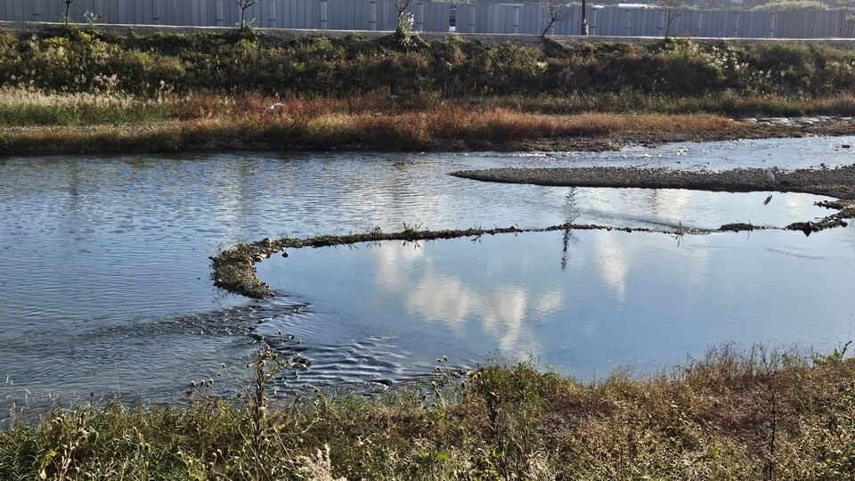 두 번째 구간은 공사로 인해 수심이 크게 얕아진 곳이다. (사진 구성회 씨 제공)/뉴스펭귄