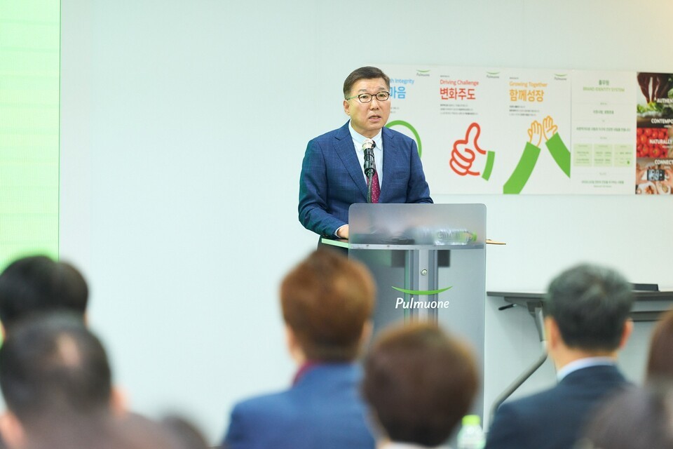 이우봉 총괄CEO가 풀무원 창사 41주년 기념식에서 메시지를 전하는 모습. (사진 풀무원)/뉴스펭귄