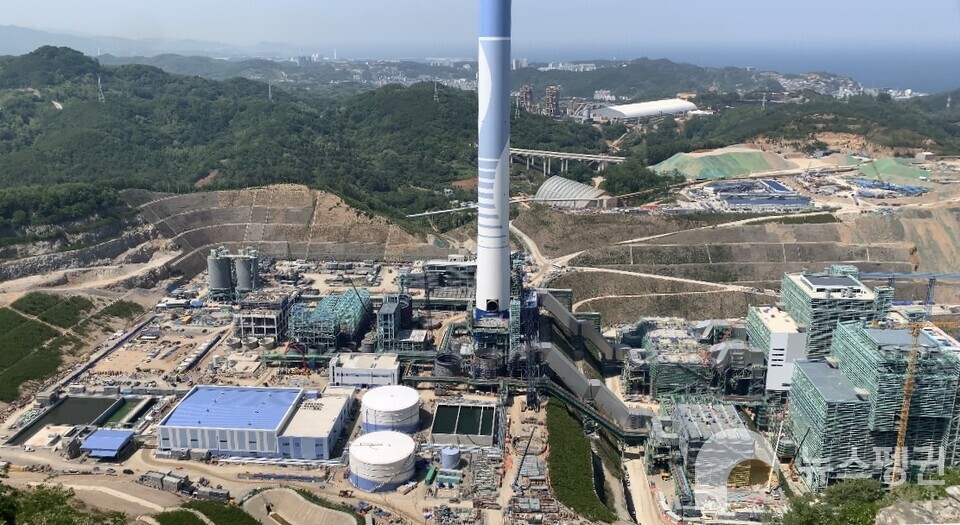 삼척블루파워는 세계에서 가장 늦게 지어진 상업용 석탄발전소 중 하나다. 사진은 지난 2023년 촬영한 삼척블루파워 전경. (사진 본지 DB)/뉴스펭귄