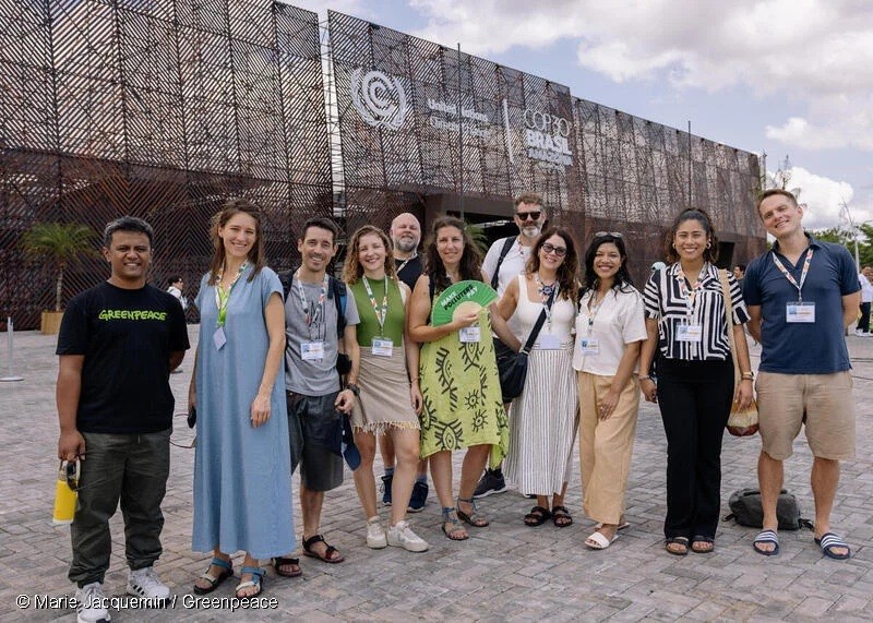 브라질 벨렘 COP30 현장에 모인 그린피스 대표단. 독자 이해를 돕기 위한 이미지로 사진 속 등장인물 등은 기사 특정 내용과 관계없음. (사진 그린피스)/뉴스펭귄