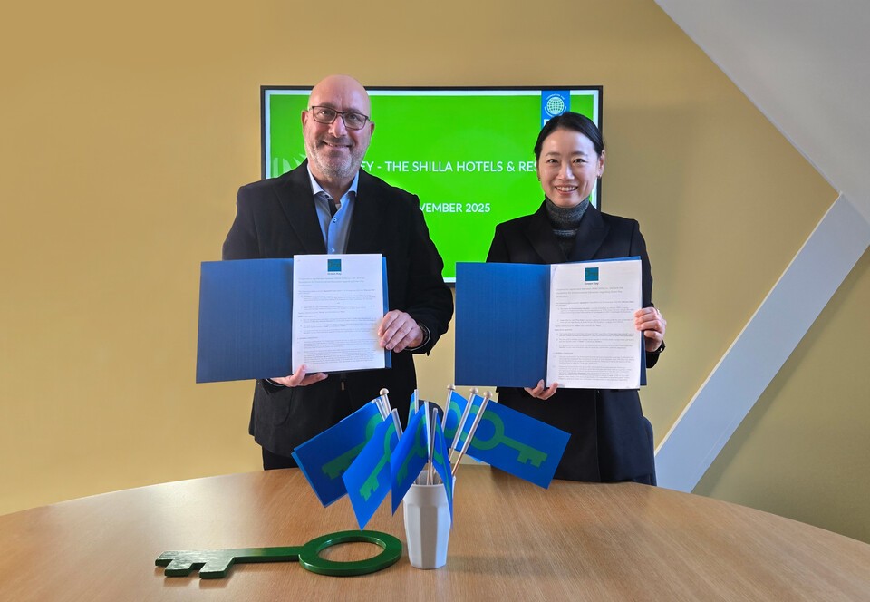 환경교육재단 본부에서 17일 진행된 ‘호텔신라–환경교육재단 간 그린키 인증 업무협약식’. 왼쪽부터 환경교육제단 다니엘 셰퍼 대표, 신라호텔 이주영 마케팅 그룹장. (사진 호텔신라)/뉴스펭귄