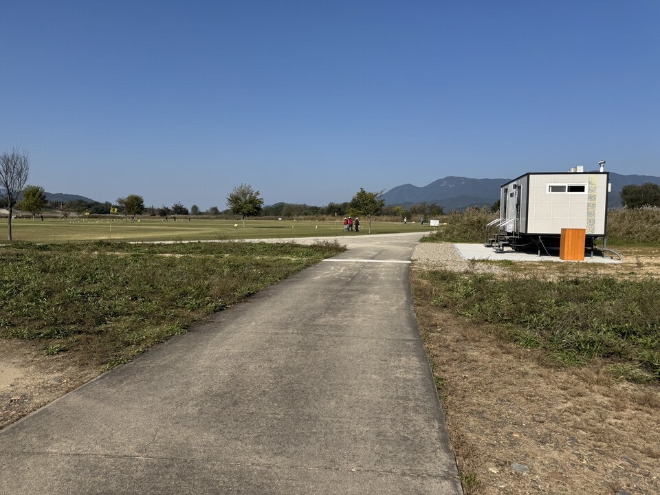 파크골프장과 콘크리트 길이 덮인 해평습지. (사진 우다영 기자)/뉴스펭귄