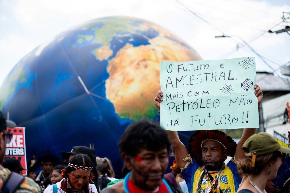  11월 15일 브라질 벨렝 시내에서 열린 대규모 기후행진에 65개국 5만여 명이 참여해 화석연료 중단, 아마존 보호, 강력한 기후 행동을 촉구하며 행진하는 모습. (사진 WWF)/뉴스펭귄