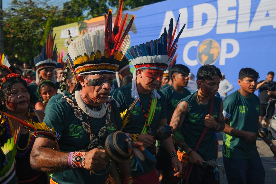아마존 원주민들이 COP30에서 전통의상을 입고 퍼레이드를 하고 있다. (사진 UN Climate Change/Diego Herculano)