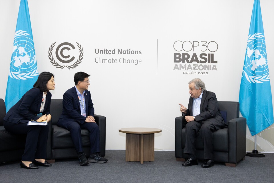 김성환 기후에너지환경부 장관이 COP30에서 안토니우 구테흐스 유엔 사무총장과 면담하고 있다. (사진 기후에너지환경부)