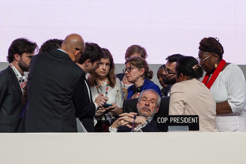 안드레 코헤아 두 라고 COP30 의장이 회담 중간 휴식을 취하고 있다. (사진 UN Climate Change/Lara Murillo)