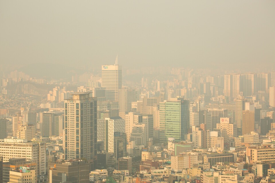 정부는 올겨울 초미세먼지(PM2.5) 농도가 지난해보다 높을 것으로 보고 있다. 올겨울 초미세먼지 평균 농도가 지난해보다 높을 확률은 50%에 달한다. 사진은 독자 이해를 돕기 위한 이미지. (사진 클립아트코리아)/뉴스펭귄