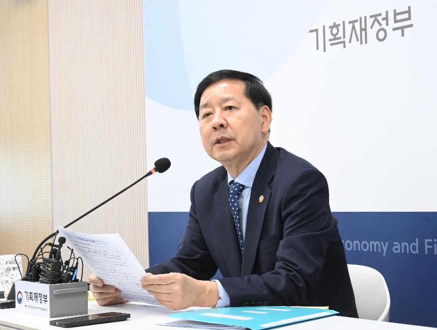 정부가 구윤철 부총리 겸 기획재정부 장관 주재로 경제관계장관회의를 열고 기후·에너지 분야 경제성장 전략을 담은 ‘초혁신경제 15대 선도 프로젝트’를 발표했다. 사진은 지난 19일 구윤철 부총리가 출입기자간담회에서 발언하는 모습. (사진 기획재정부)/뉴스펭귄