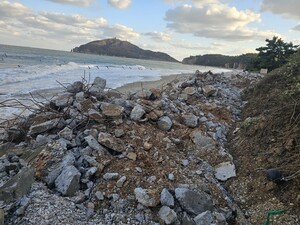 멸종위기 점박이물범 서식지에 방치된 '시멘트 폐기물'